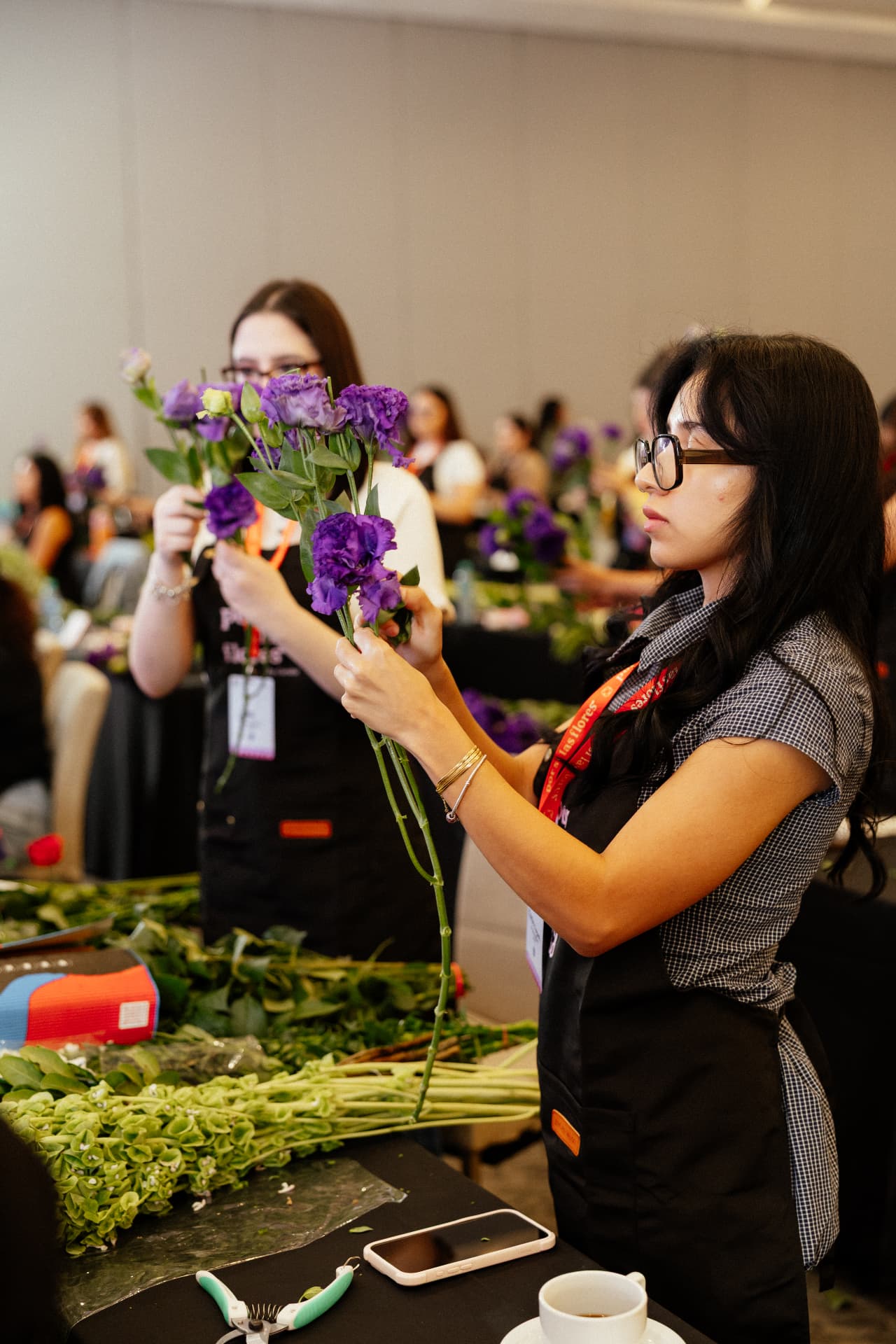 Estefany, mercadóloga y diseñadora floral detrás de Floréame, sosteniendo un ramo